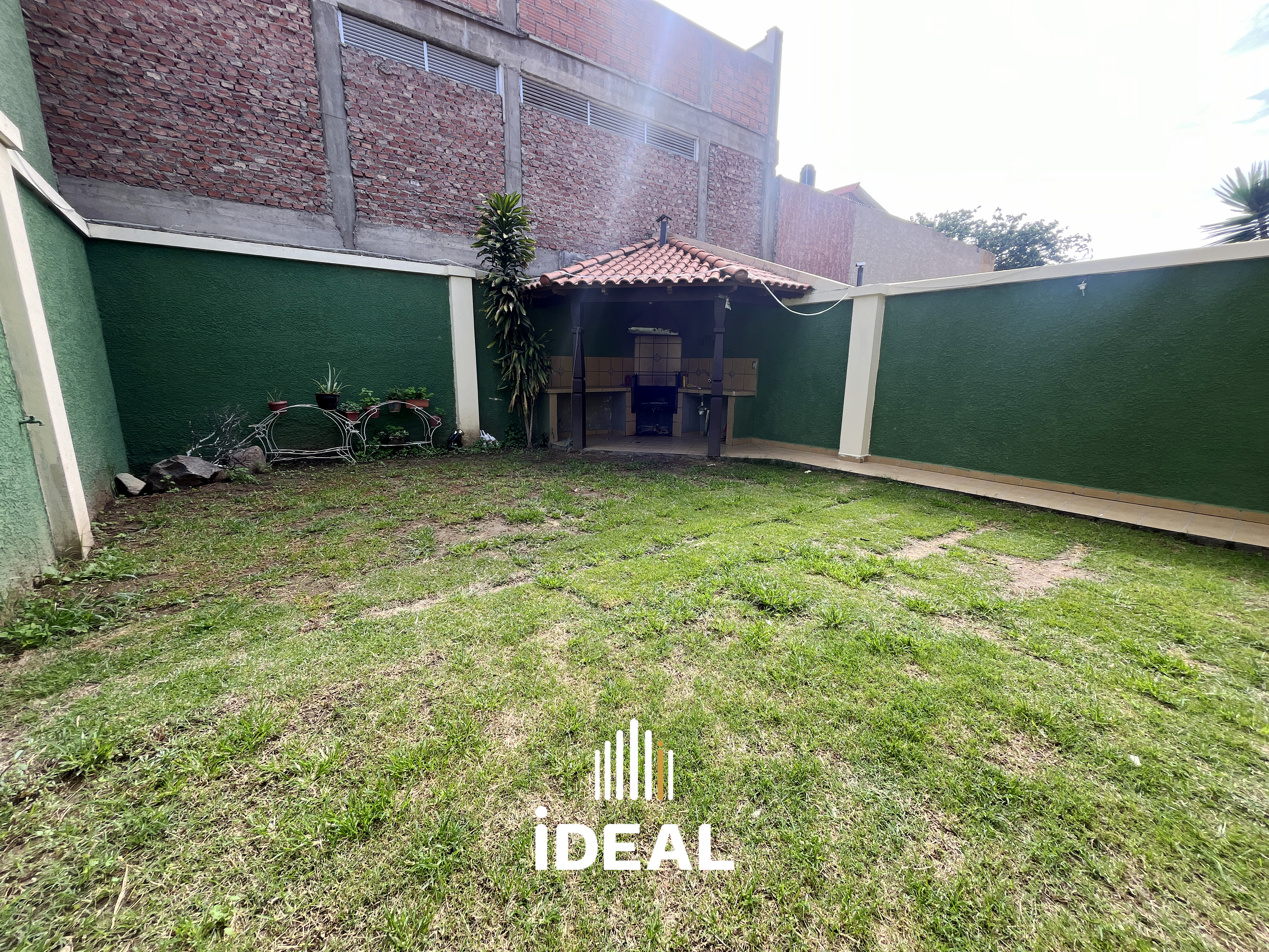 CASA EN VENTA de 4 habitaciones OFERTABLE en la Zona Mesadilla